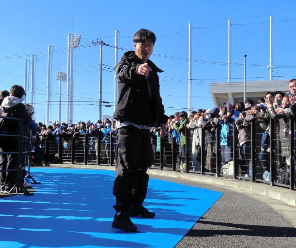 　引退試合出場のためブルーカーペットを通ってスタジアム入りするパンサーの尾形貴弘