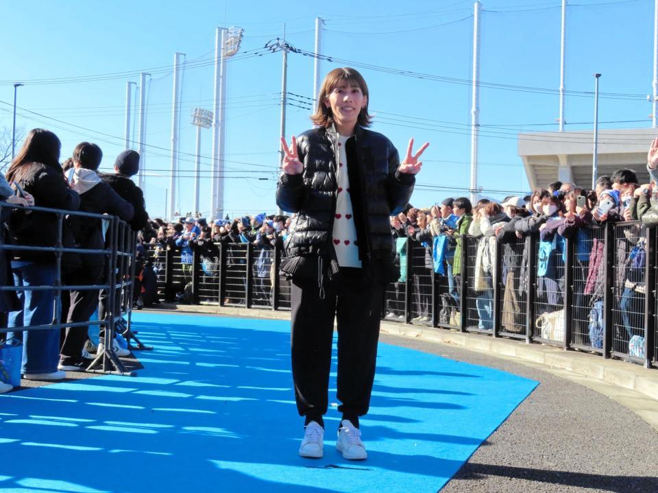 　「なでしこフレンズ」として出場のためブルーカーペットを通ってスタジアム入りする女子レスリング金メダリストの吉田沙保里さん