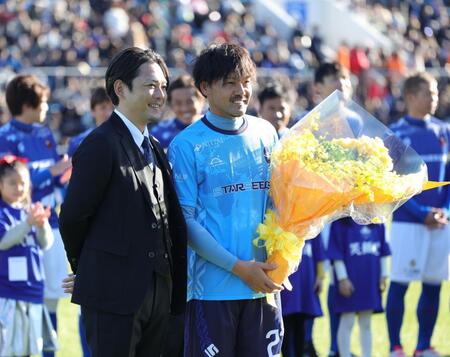 　今井翼から花束を受け取る松井大輔氏（撮影・金田祐二）