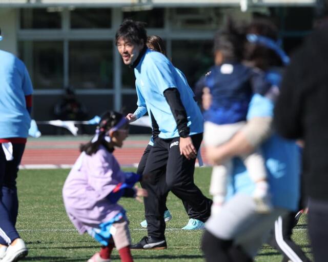 松井大輔氏の引退試合 花束贈呈で「20年来の友人」今井翼が登場