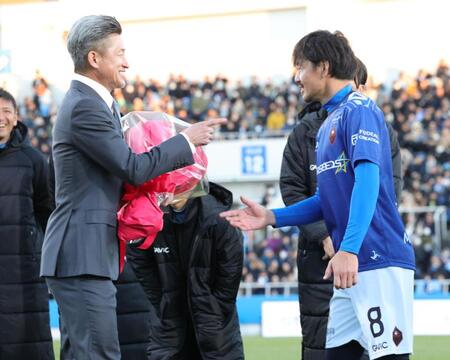 　三浦知良からの花束をスルーし、いじった松井大輔氏（撮影・金田祐二）