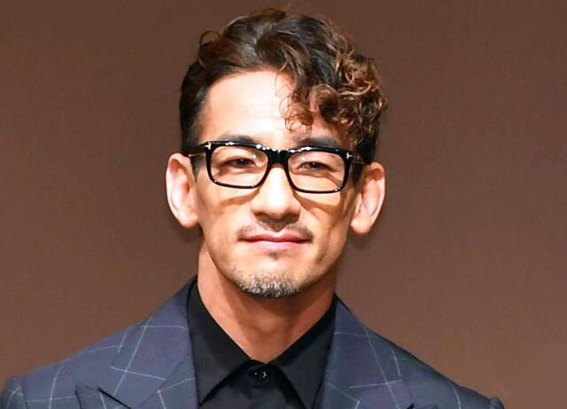 47歳になった元サッカー日本代表が渋すぎる ポケットに手を