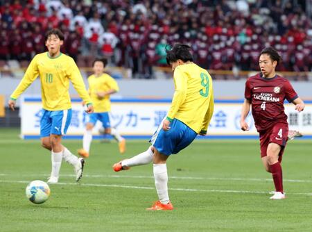 　後半、チーム２点目のゴールを決める帝京・宮本（中央）