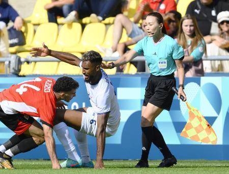 　パリ五輪サッカー男子１次リーグのエジプト-ドミニカ共和国戦を担当した手代木直美さん（右）＝２０２４年７月、ナント（共同）