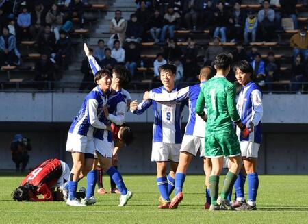 日章学園を破り抱き合って喜ぶ矢板中央イレブン（撮影・開出牧）