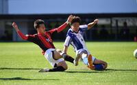 前半、同点ゴールを決める日章学園・高岡伶颯（左）＝撮影・開出牧