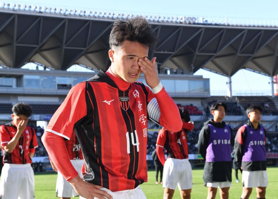 矢板中央に敗れスタンドの応援団の前で涙をぬぐう日章学園・高岡伶颯（撮影・開出牧）