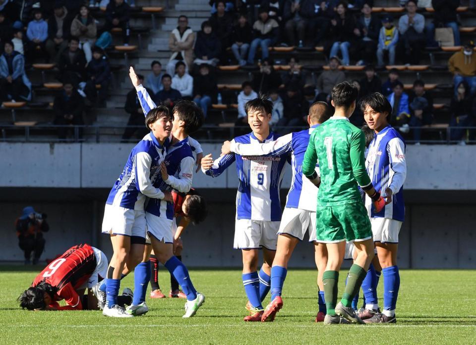 日章学園を破り抱き合って喜ぶ矢板中央イレブン（撮影・開出牧）