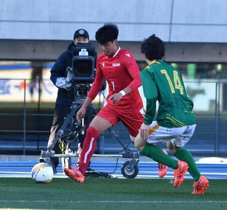 　前半、ドリブルで持ち込む東福岡・稗田幹男（左）と静岡学園・鵜沢浬（撮影・持木克友）