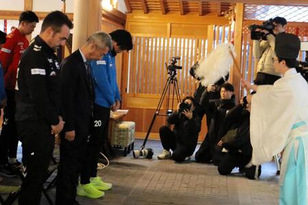 　祈とうを受ける（左から）ポヤトス監督、水谷尚人社長、中谷進之介