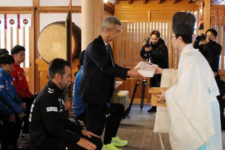 　御守りを授けられるＧ大阪・水谷尚人社長（中央）。左はポヤトス監督