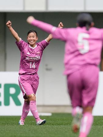 　大商学園-藤枝順心　後半、チーム２点目のゴールを決め、喜ぶ藤枝順心・鈴木由＝ノエスタ