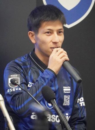 　ドイツ２部のニュルンベルクから新加入し、意気込みを語るＧ大阪・奥抜＝７日、大阪府吹田市