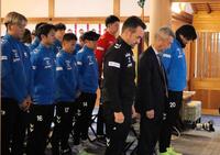 　祈とうを受けるポヤトス監督（右から３人目）、水谷尚人社長（同２人目）、中谷進之介（右端）らＧ大阪のメンバー