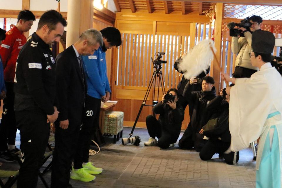 　祈とうを受ける（左から）ポヤトス監督、水谷尚人社長、中谷進之介