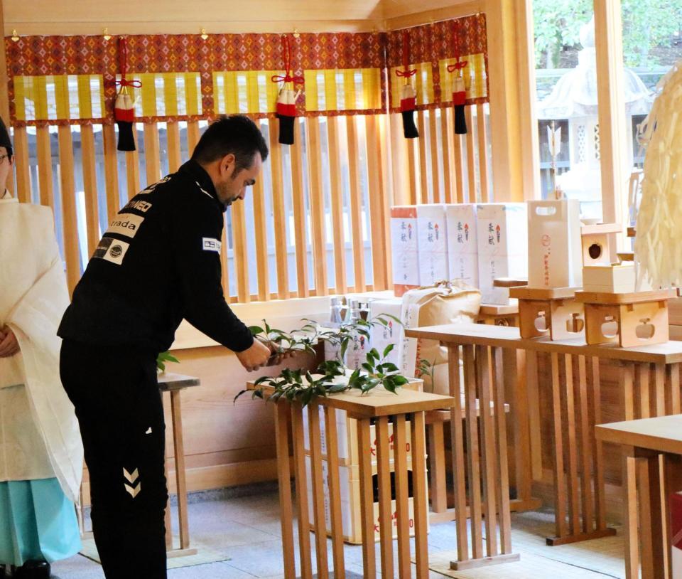 　玉串を供えるＧ大阪・ポヤトス監督