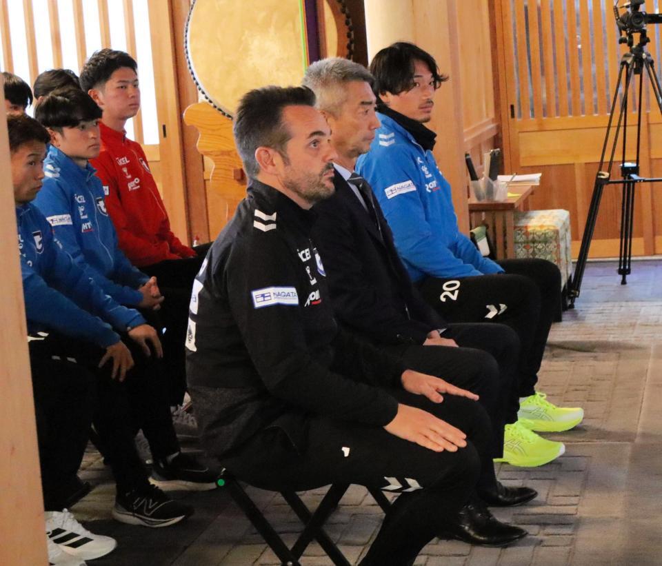 　祈とうを受ける（左から）ポヤトス監督、水谷尚人社長、中谷進之介