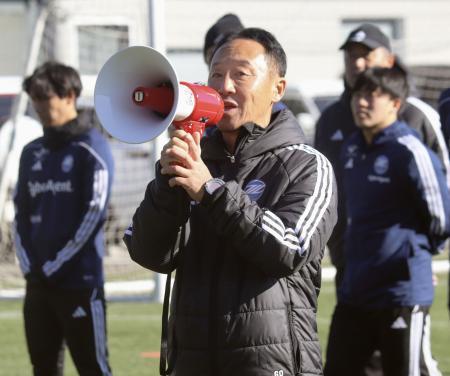 　ファンへあいさつするＪ１町田の黒田監督＝東京都町田市