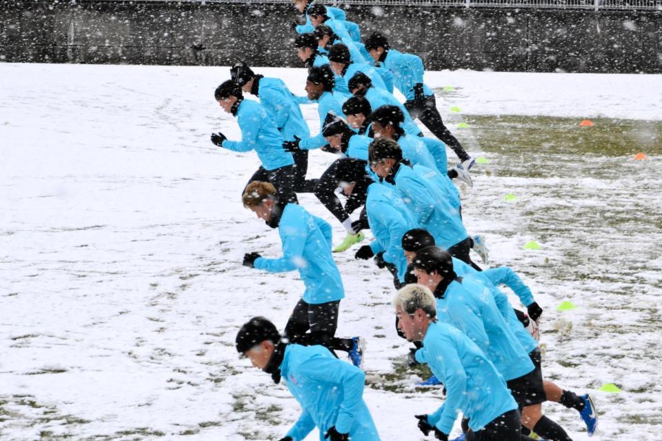 　雪の上をダッシュする広島イレブン（撮影・畠山賢大）