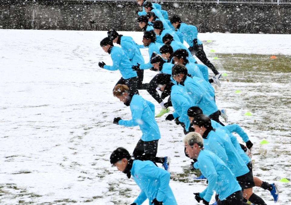 　雪の上をダッシュする広島イレブン（撮影・畠山賢大）