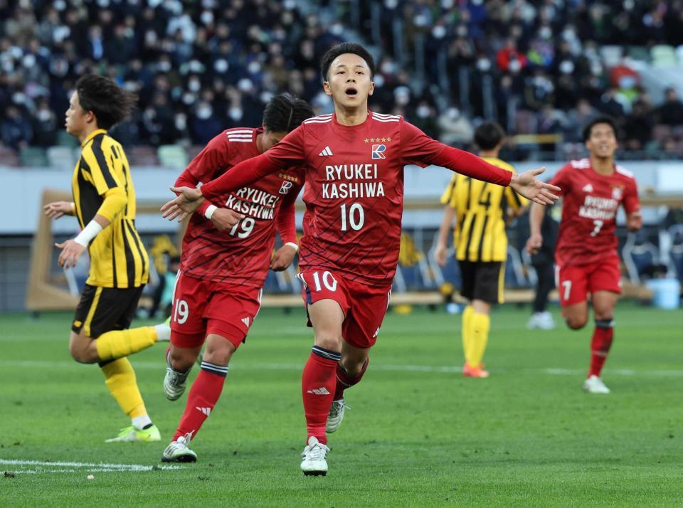 　前半、ＰＫを決め喜ぶ流経大柏・柚木