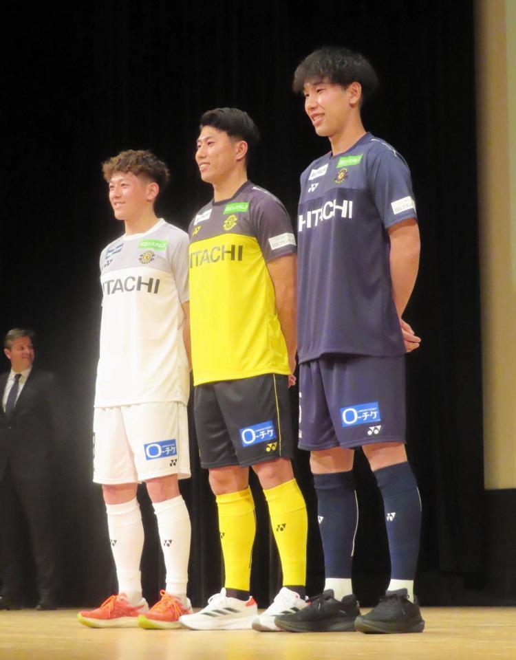 　新ユニホームをお披露目した柏のＦＷ細谷真大（中央）ら