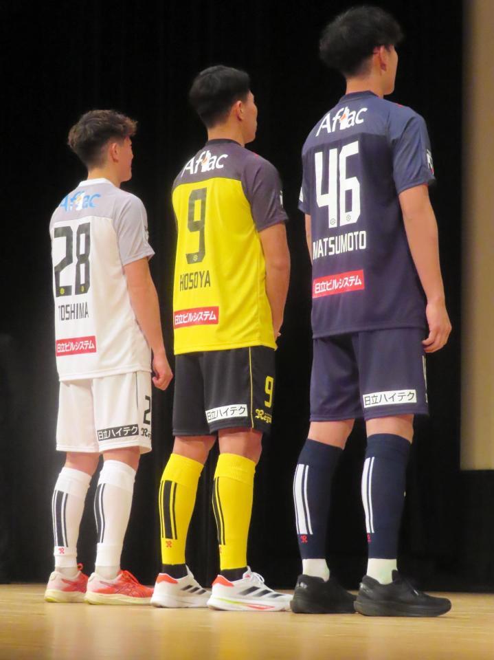 　新ユニホーム姿で、新背番号「９」を披露した柏のＦＷ細谷真大（中央）ら