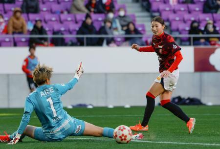 　三菱重工浦和-ＩＮＡＣ神戸　後半、チーム３点目のゴールを決める三菱重工浦和・塩越＝サンガＳ