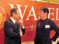 笑顔で２４年に１００周年を迎えた早大ア式蹴球部での思い出を振り返る元日本代表監督の岡田武史氏（左）と西野朗氏