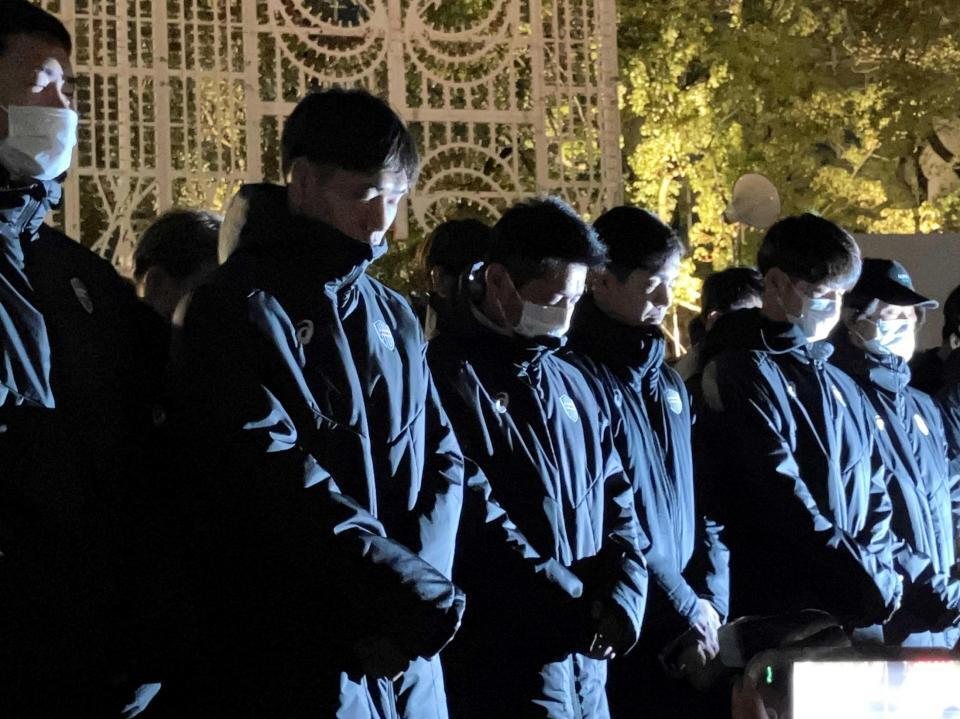 　黙とうを捧げる神戸・吉田監督（中央）ら