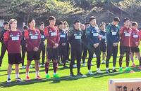 　歓迎セレモニーに参加した吉田監督（中央）、佐々木（右から２人目）ら