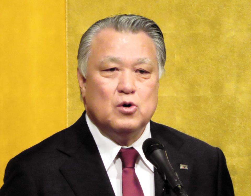 　記念式典であいさつをする田嶋幸三日本サッカー協会名誉会長