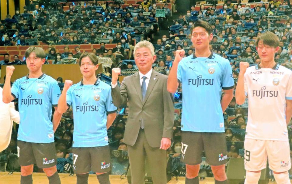 　意気込みを見せる長谷部新監督（中央）、伊藤（左から２人目）ら