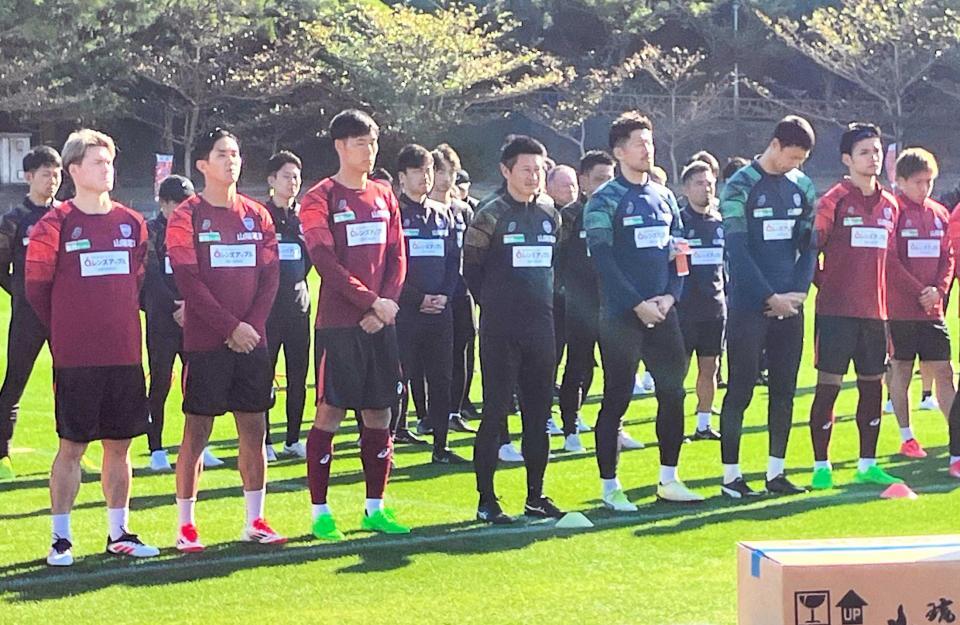 　歓迎セレモニーに参加した吉田監督（中央）、佐々木（右から２人目）ら