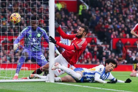 　マンチェスター・ユナイテッド戦の後半、ゴールを決めるブライトンの三笘（右）＝マンチェスター（共同）