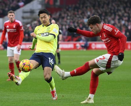 　ノッティンガム・フォレスト戦の前半、競り合うサウサンプトンの菅原（左）＝ノッティンガム（共同）