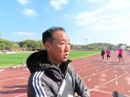 　ＪＦＬ沖縄ＳＶとのトレーニングマッチ後に取材に応じた町田・黒田剛監督