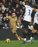 　バレンシア戦の後半、攻め込むレアル・ソシエダードの久保＝１９日（共同）