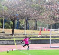 　沖縄ＳＶとのトレーニングマッチでコーナーキックを蹴る町田のＭＦ相馬勇紀