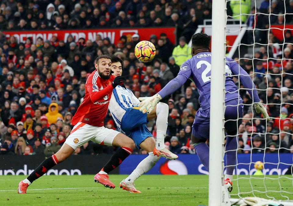 　後半、ゴールを決める三笘（中央）（ロイター＝共同）