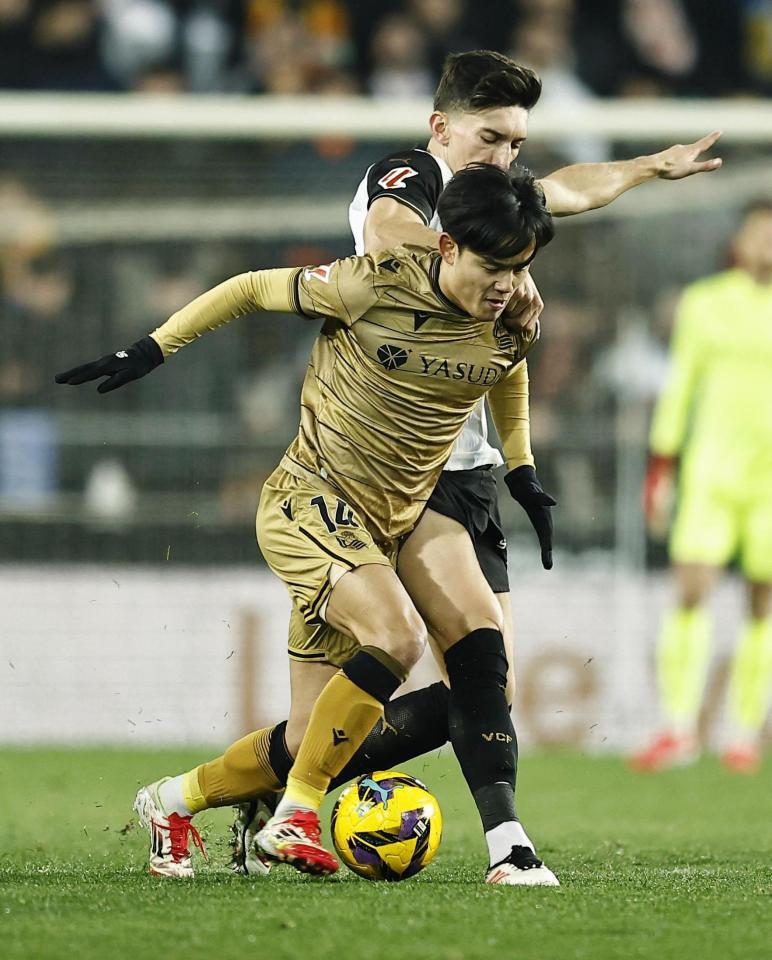 　バレンシア戦の後半、競り合うレアル・ソシエダードの久保（手前）＝１９日（共同）