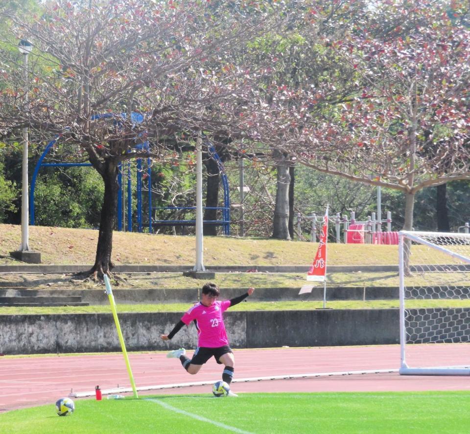 　沖縄ＳＶとのトレーニングマッチでコーナーキックを蹴る町田のＭＦ相馬勇紀