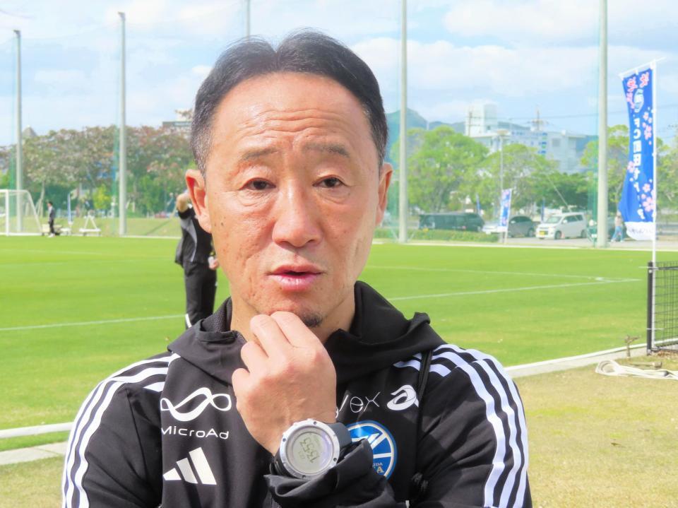 Ｊ　３八戸とのトレーニングマッチ後、取材に応じる黒田監督