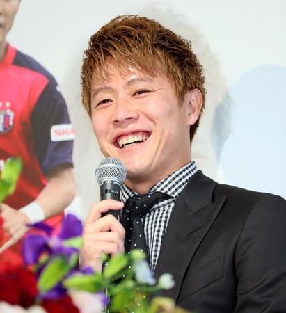 　引退会見に臨み、笑顔を見せて質問に応じる柿谷曜一朗（撮影・立川洋一郎）