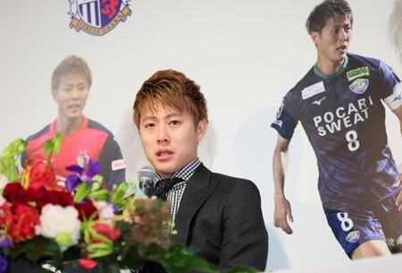 　引退会見に臨み、涙を見せて思い出を語る柿谷曜一朗（撮影・立川洋一郎）