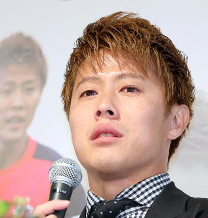 　引退会見で思いを語り、感極まって涙を見せる柿谷曜一朗（撮影・立川洋一郎）