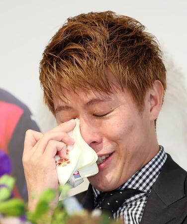 　引退会見の途中にあふれ出る涙をぬぐう柿谷曜一朗（撮影・立川洋一郎）