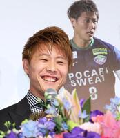 　引退会見で記者の質問に笑顔で応じる柿谷曜一朗（撮影・立川洋一郎）