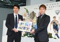 　佐藤晃大・徳島ヴォルティスクラブコミュニケーションオフィサー（左）から花束を贈られた柿谷曜一朗（撮影・立川洋一郎）