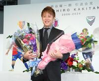 　花束を手に笑顔を見せる柿谷曜一朗（撮影・立川洋一郎）